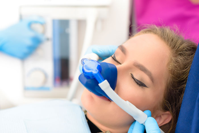 A women using a oxygen inhaler 