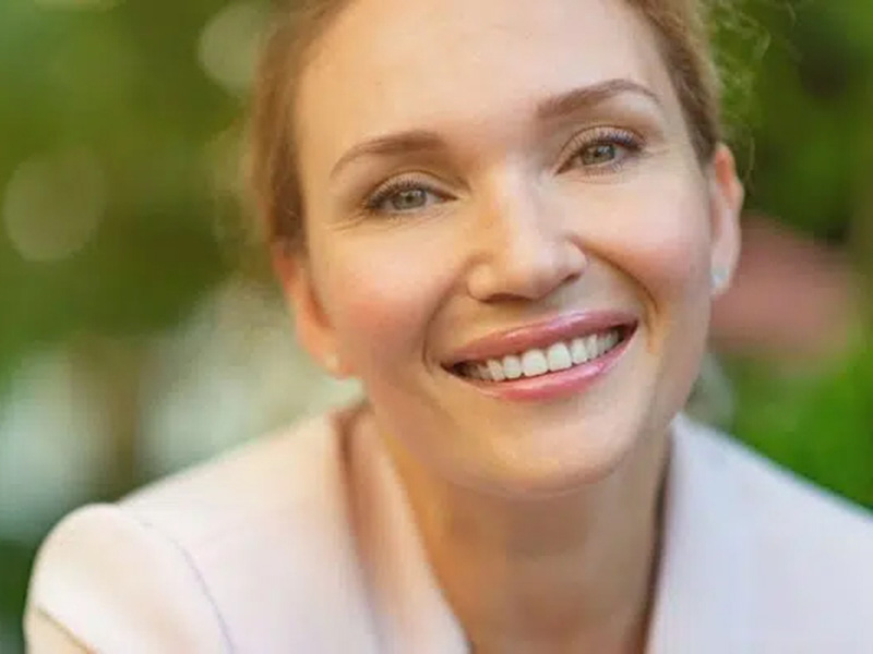 women smiling showing her teeth